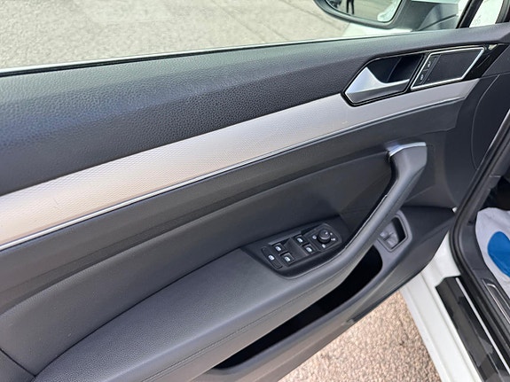 Volkswagen Passat 19 of 30