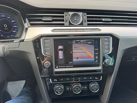 Volkswagen Passat 17 of 30