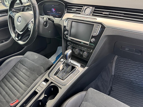 Volkswagen Passat 14 of 30