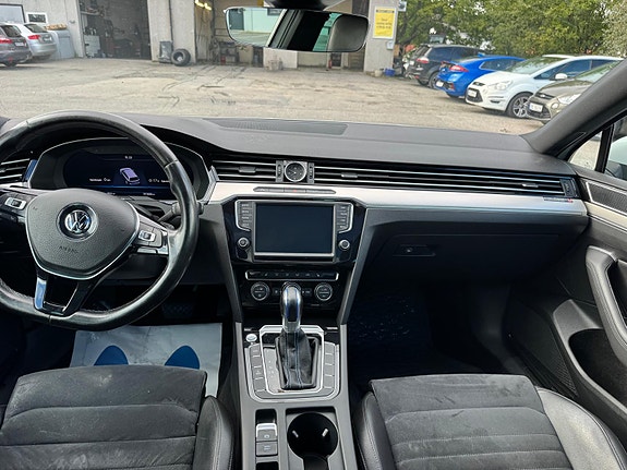Volkswagen Passat 12 of 30