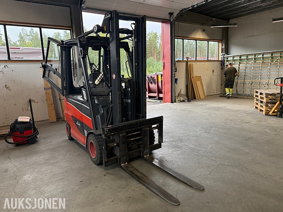 Linde E30 elektrisk m/Ladestasjon 3 of 19