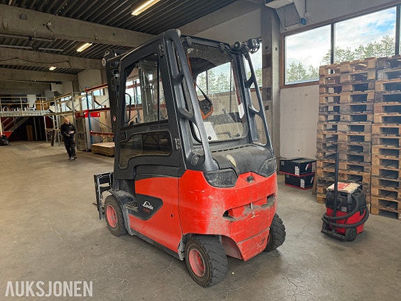 Linde E30 elektrisk m/Ladestasjon 13 of 19