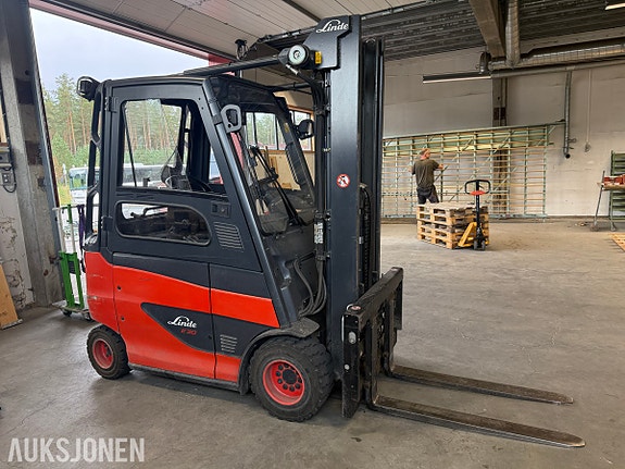 Linde E30 elektrisk m/Ladestasjon 8 of 19