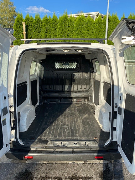 Nissan NV200 4 of 5