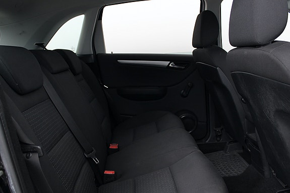Mercedes-Benz B150 13 of 28