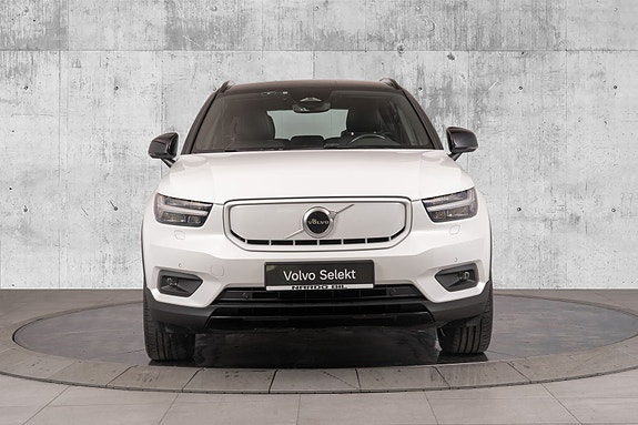 Volvo XC40 2 of 30