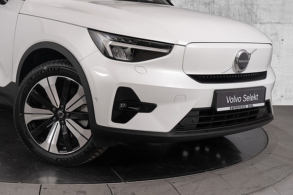 Volvo XC40 2 of 30