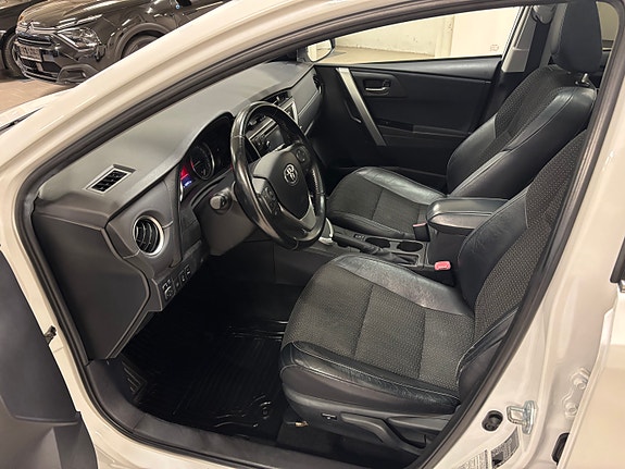 Toyota Auris 3 of 29