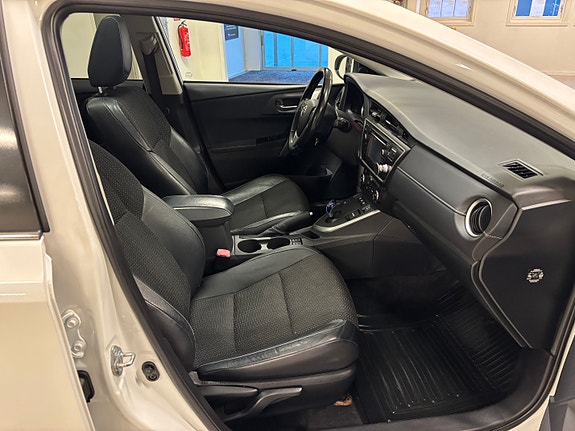 Toyota Auris 5 of 29