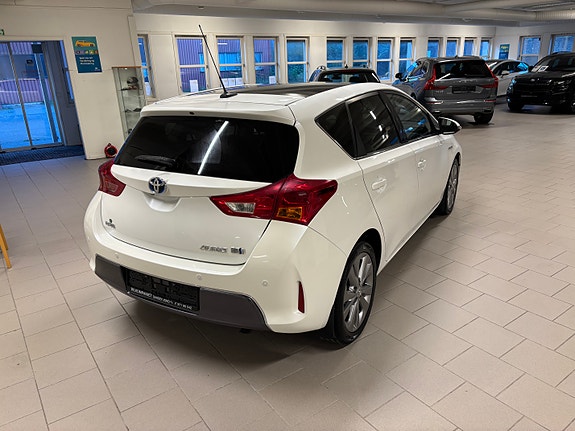 Toyota Auris 2 of 29
