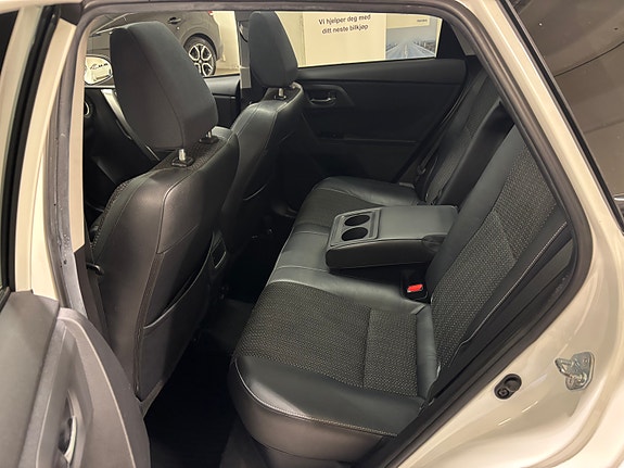 Toyota Auris 7 of 29