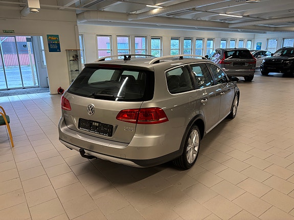 Volkswagen Passat Alltrack 2 of 26