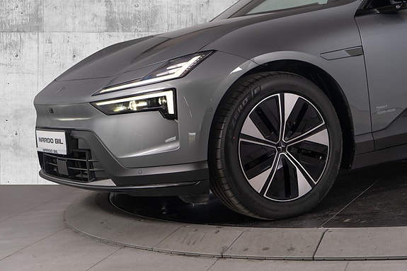 Polestar 4 8 of 30