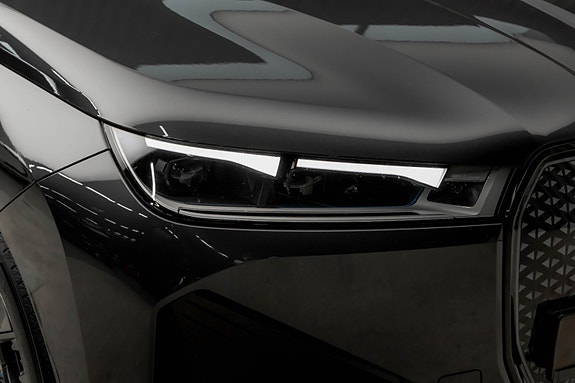 BMW iX 4 of 30