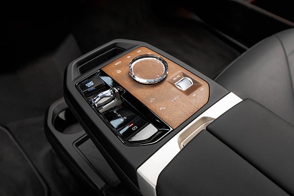 BMW iX 24 of 30