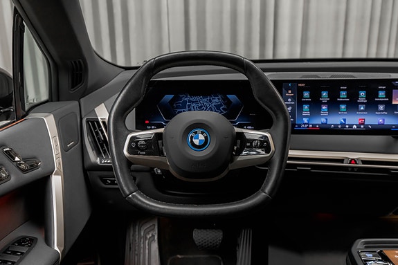 BMW iX 20 of 30