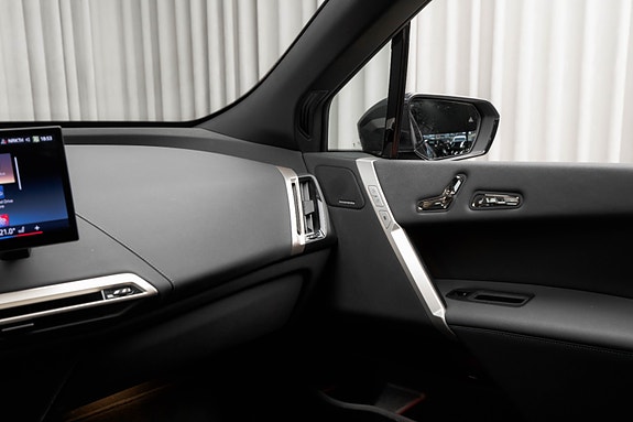 BMW iX 27 of 30