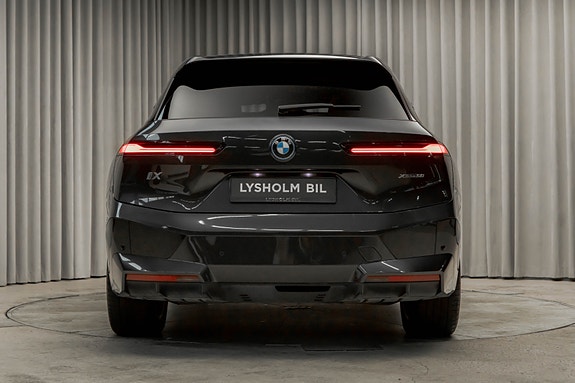 BMW iX 11 of 30