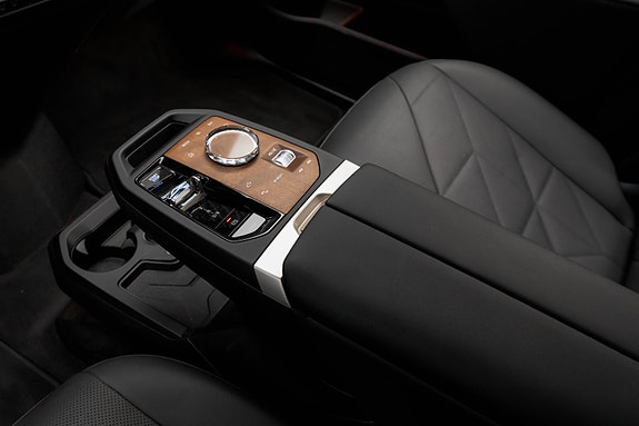 BMW iX 23 of 30