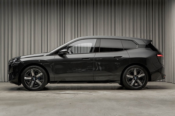 BMW iX 8 of 30
