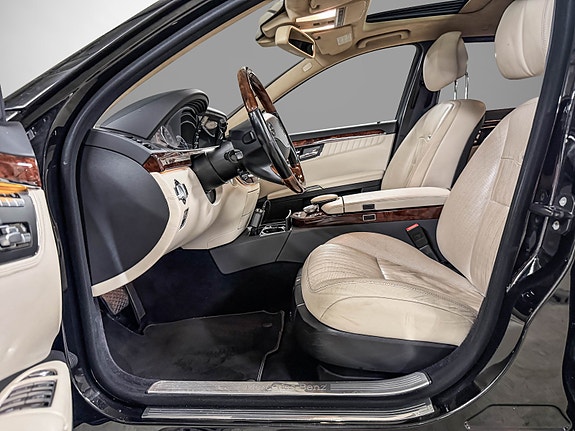 Mercedes-Benz S320 11 of 30