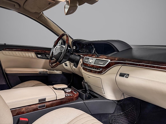 Mercedes-Benz S320 21 of 30
