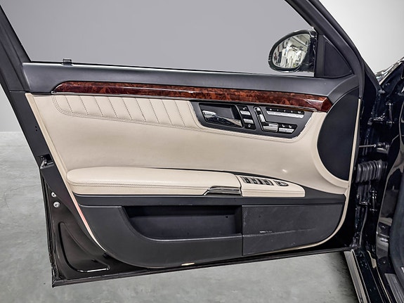 Mercedes-Benz S320 9 of 30