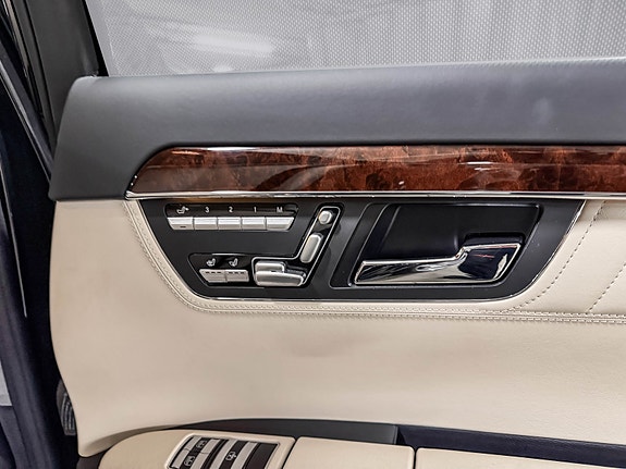 Mercedes-Benz S320 30 of 30