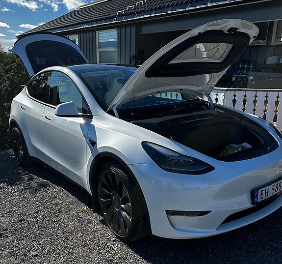 Tesla Model Y 10 of 13