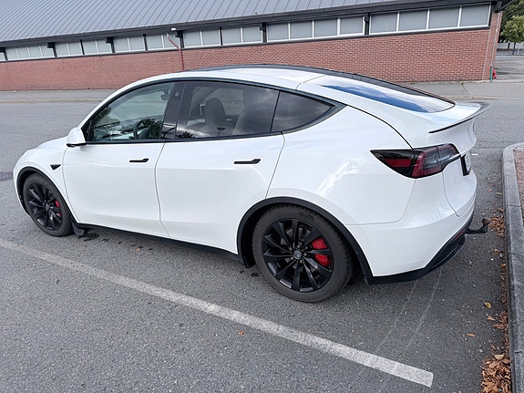 Tesla Model Y 6 of 13