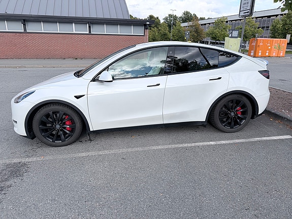 Tesla Model Y 4 of 13