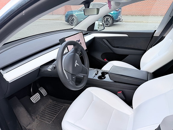 Tesla Model Y 8 of 13