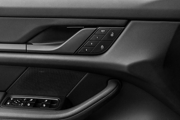 Porsche Taycan 18 of 27