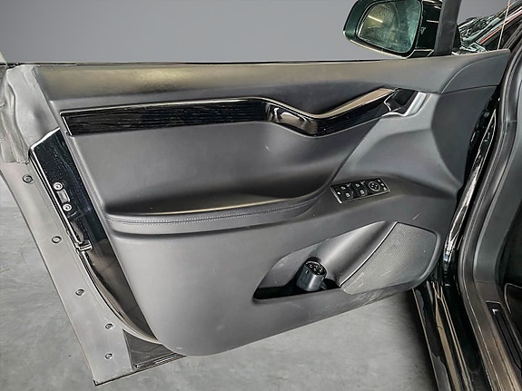 Tesla Model X 8 of 22