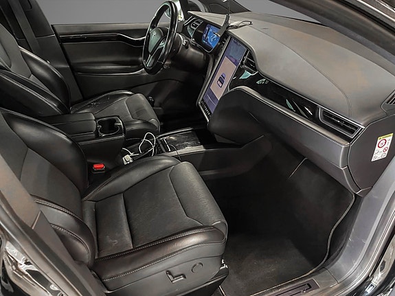 Tesla Model X 16 of 22