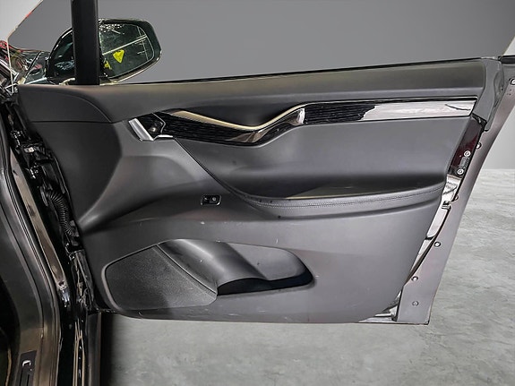 Tesla Model X 15 of 22