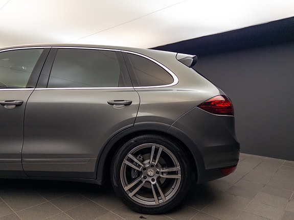 Porsche Cayenne 9 of 30