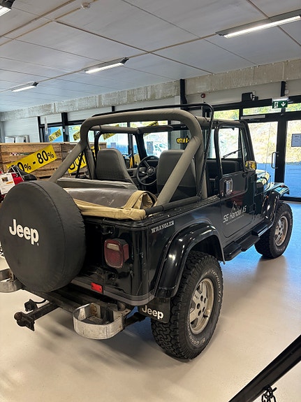 Jeep Wrangler 3 of 11