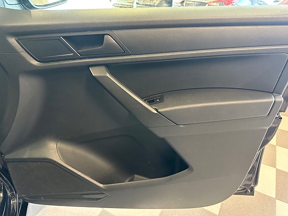 Volkswagen Caddy Maxi 28 of 30