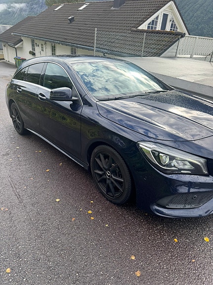 Mercedes-Benz CLA220 2 of 28