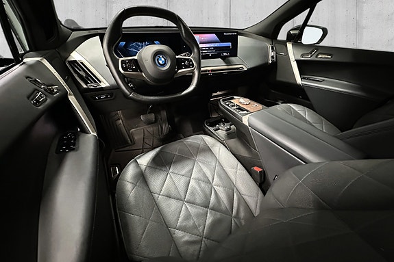 BMW iX 9 of 17