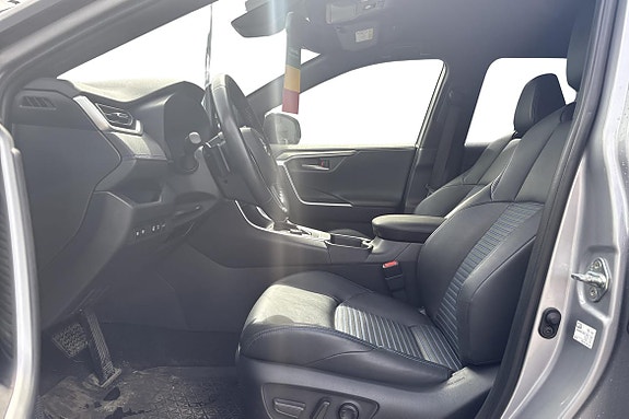 Toyota RAV4 3 of 11