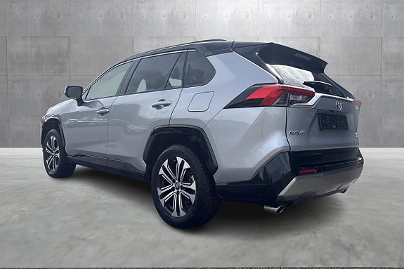 Toyota RAV4 2 of 11