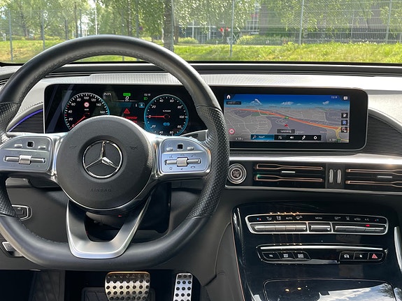 Mercedes-Benz EQC400 16 of 17