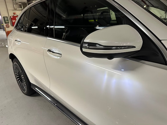Mercedes-Benz EQC400 10 of 17