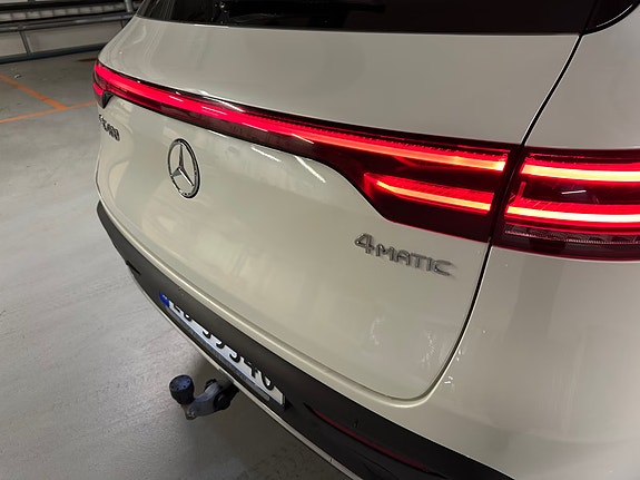 Mercedes-Benz EQC400 11 of 17