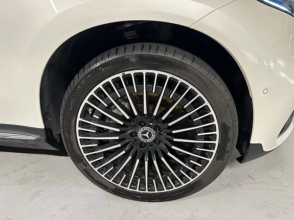 Mercedes-Benz EQC400 12 of 17