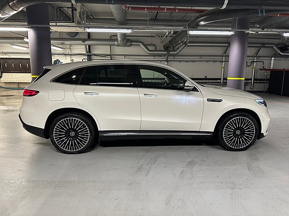 Mercedes-Benz EQC400 8 of 17