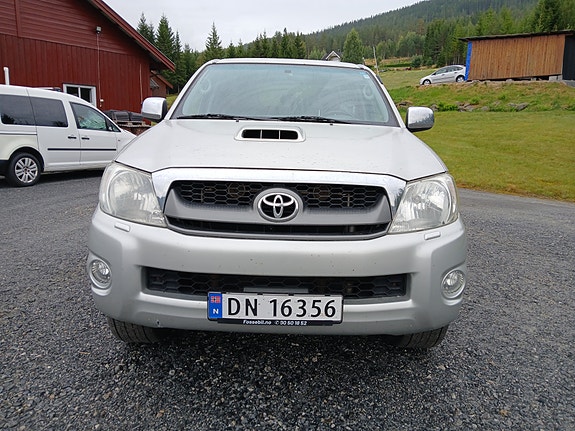 Toyota HiLux 2 of 10