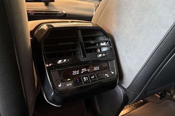BMW iX 24 of 28